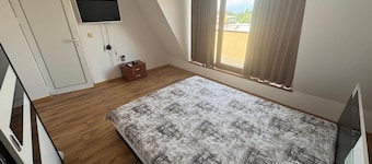 Apartment Sleeps 6- Free Parking- Balcony