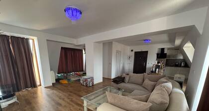 Apartment Sleeps 6- Free Parking- Balcony