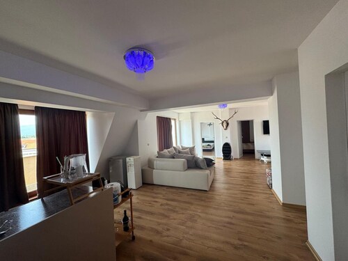 Apartment Sleeps 6- Free Parking- Balcony