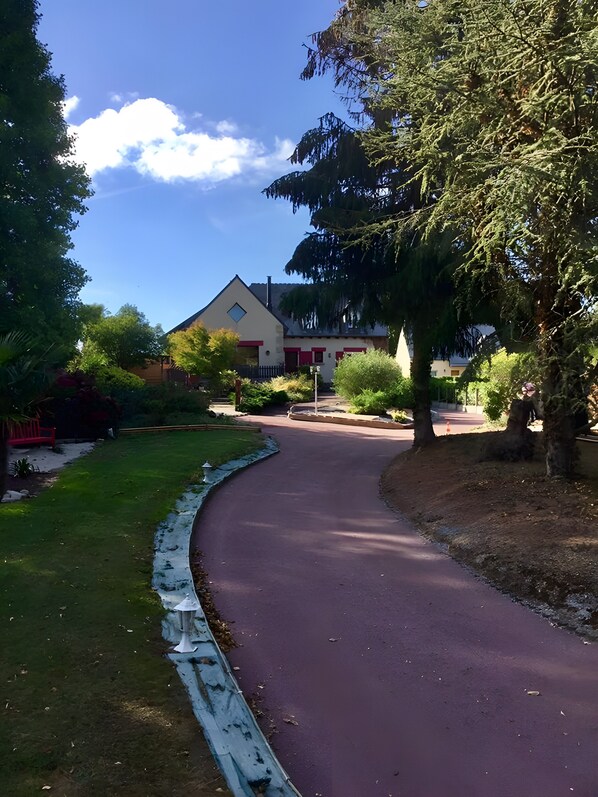 Property grounds - Between Saint-Malo, Dinan, Mont-Saint-Michel – 3 Bedrooms & Lounge/Bedroom (Miniac-Morvan)