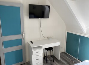 Interior - Between Saint-Malo, Dinan, Mont-Saint-Michel – 3 Bedrooms & Lounge/Bedroom (Miniac-Morvan)