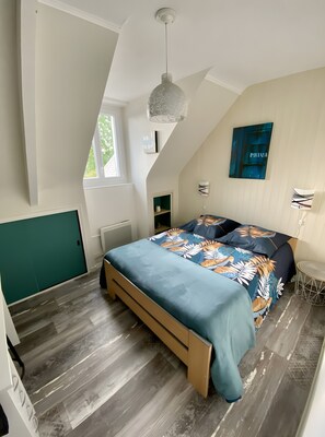 Room - Between Saint-Malo, Dinan, Mont-Saint-Michel – 3 Bedrooms & Lounge Bedroom (Miniac-Morvan)