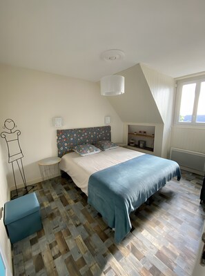 Room - Between Saint-Malo, Dinan, Mont-Saint-Michel – 3 Bedrooms & Lounge Bedroom (Miniac-Morvan)