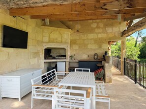 Outdoor dining - Elegant property in the heart of the vineyards (FRONSAC)