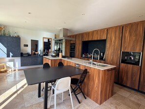 Dining - Elegant property in the heart of the vineyards (FRONSAC)