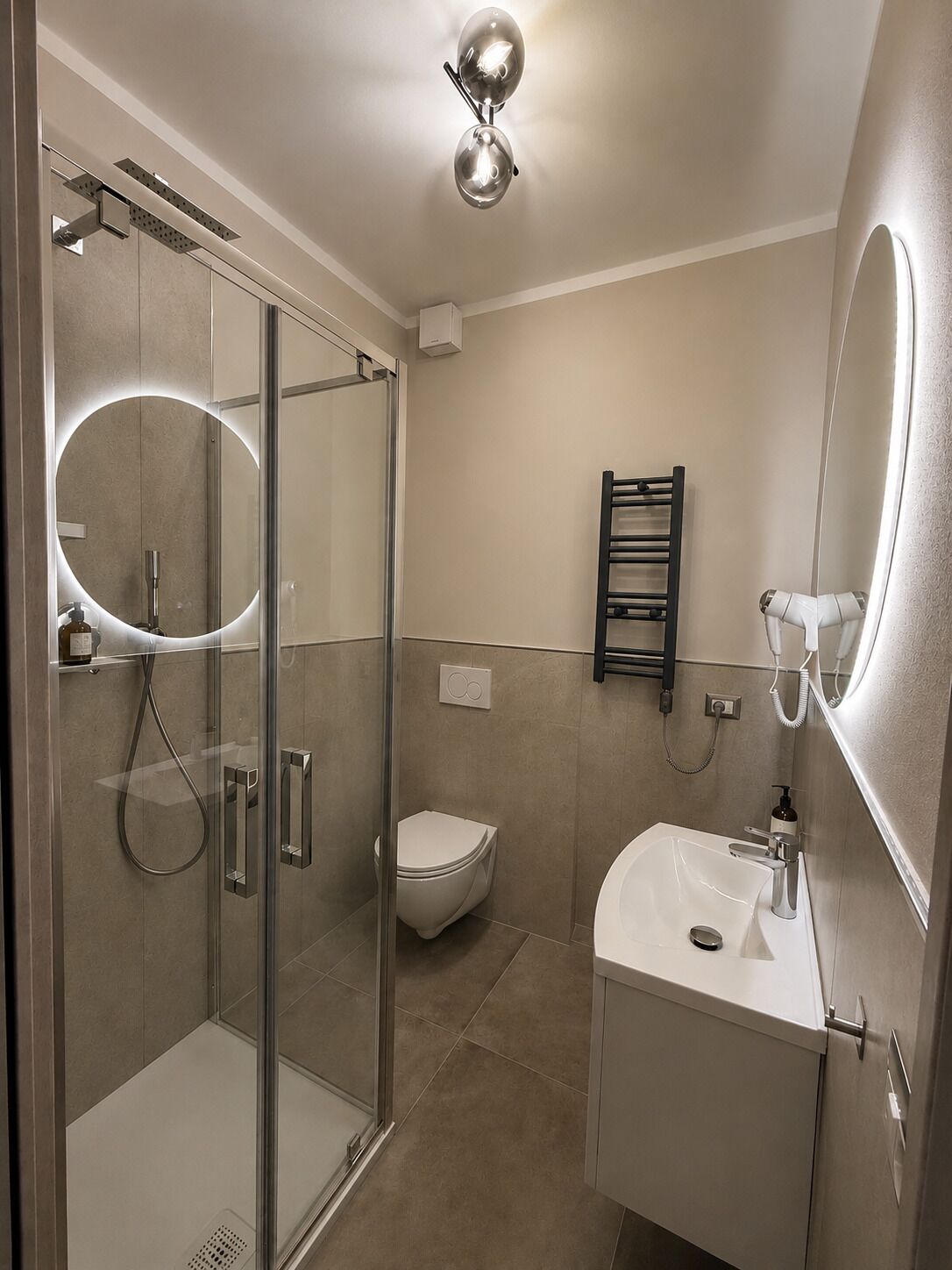 Einzelzimmer | Badezimmer | Dusche, Haartrockner, Handtücher, Seife