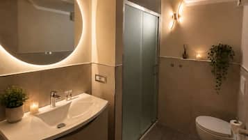 Alloggio su due livelli, 1 camera da letto, cucina | Bagno | Doccia, soffione a pioggia, asciugacapelli, asciugamani