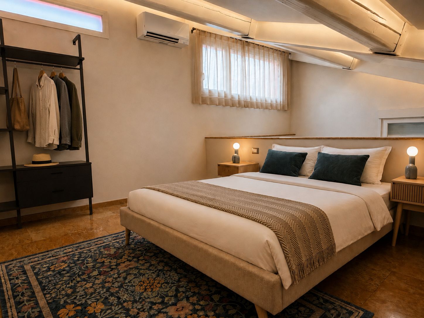 Un dormitorio con cama, mesitas de noche, armario y ventana con cortinas.