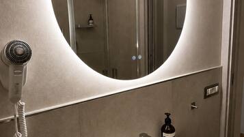 Single Room | Bathroom | Shower, hair dryer, towels, soap