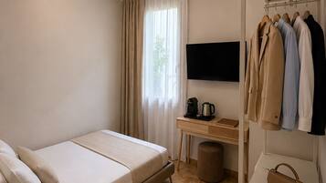 Single Room | Premium bedding, down comforters, memory foam beds, in-room safe