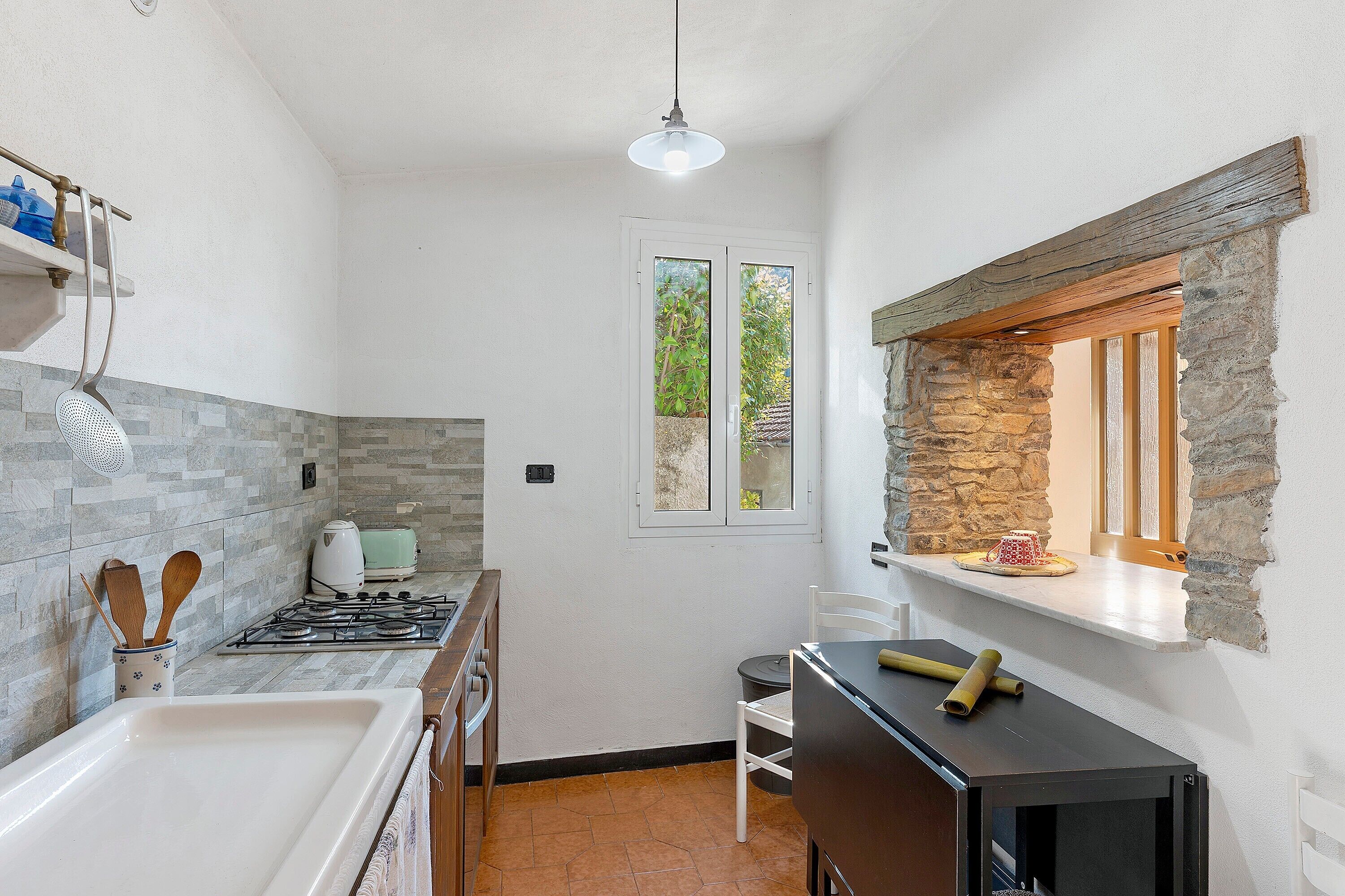 Fridge, oven, stovetop, electric kettle