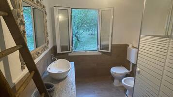 Een douche, handdoeken