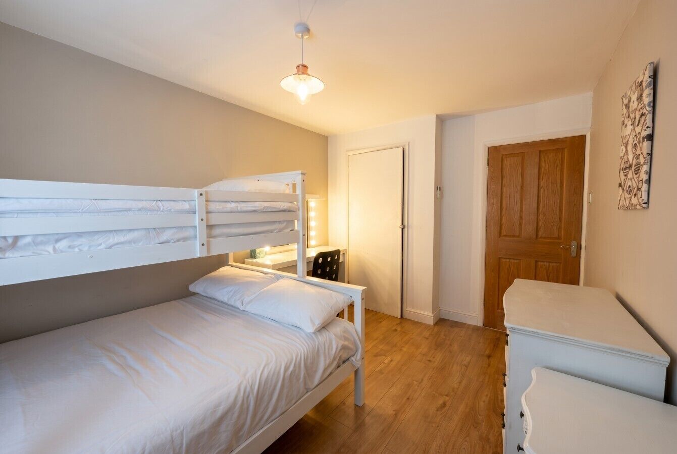 2 bedrooms, desk, WiFi, bed sheets