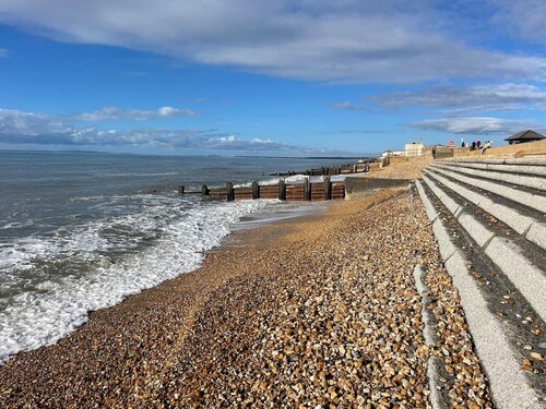 Coastal 2-Bed Apartment Sleeps 5 · 5-Min Walk to Beach · Milford-on-Sea