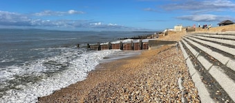 Coastal 2-Bed Apartment Sleeps 5 · 5-Min Walk to Beach · Milford-on-Sea