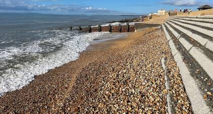 Coastal 2-Bed Apartment Sleeps 5 · 5-Min Walk to Beach · Milford-on-Sea