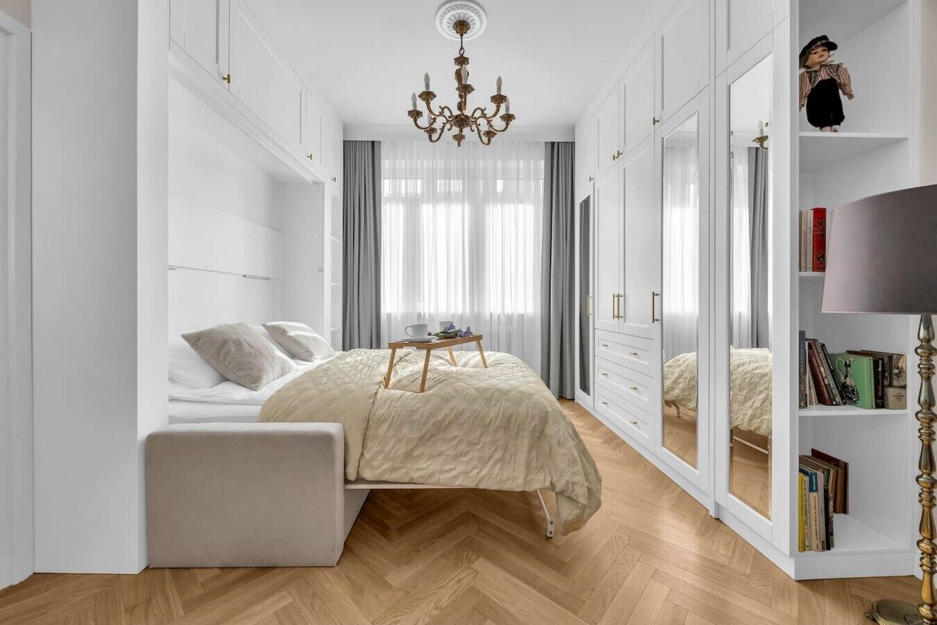 Tabla de planchar con plancha, wifi y ropa de cama 