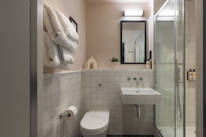 Shower, free toiletries, hair dryer, towels - Native Fulham Broadway (London)