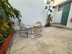 Outdoor dining - Quiet Guesthouse with private terrace-near Perisur (Ciudad de México)
