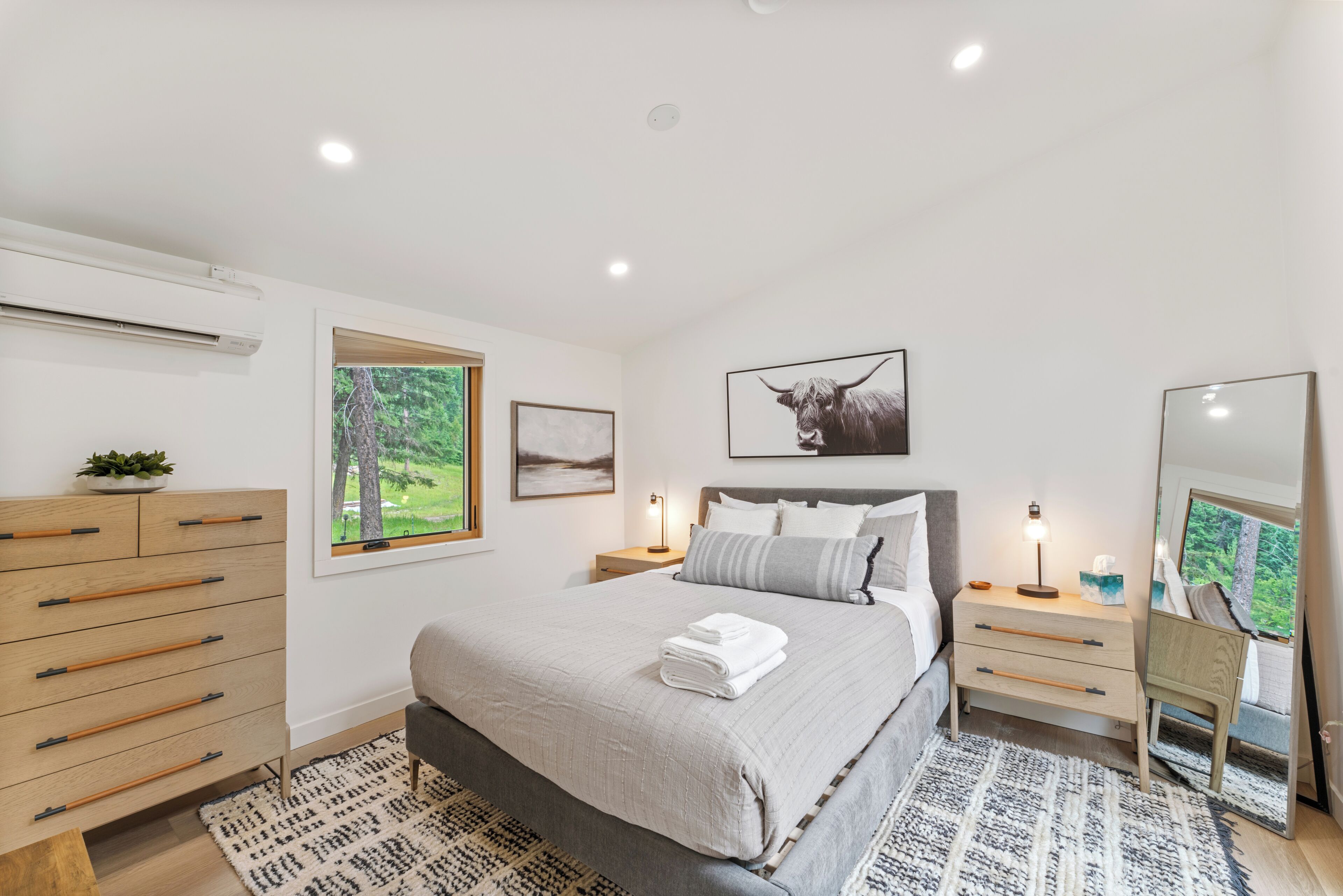 11 bedrooms, desk, iron/ironing board, travel crib