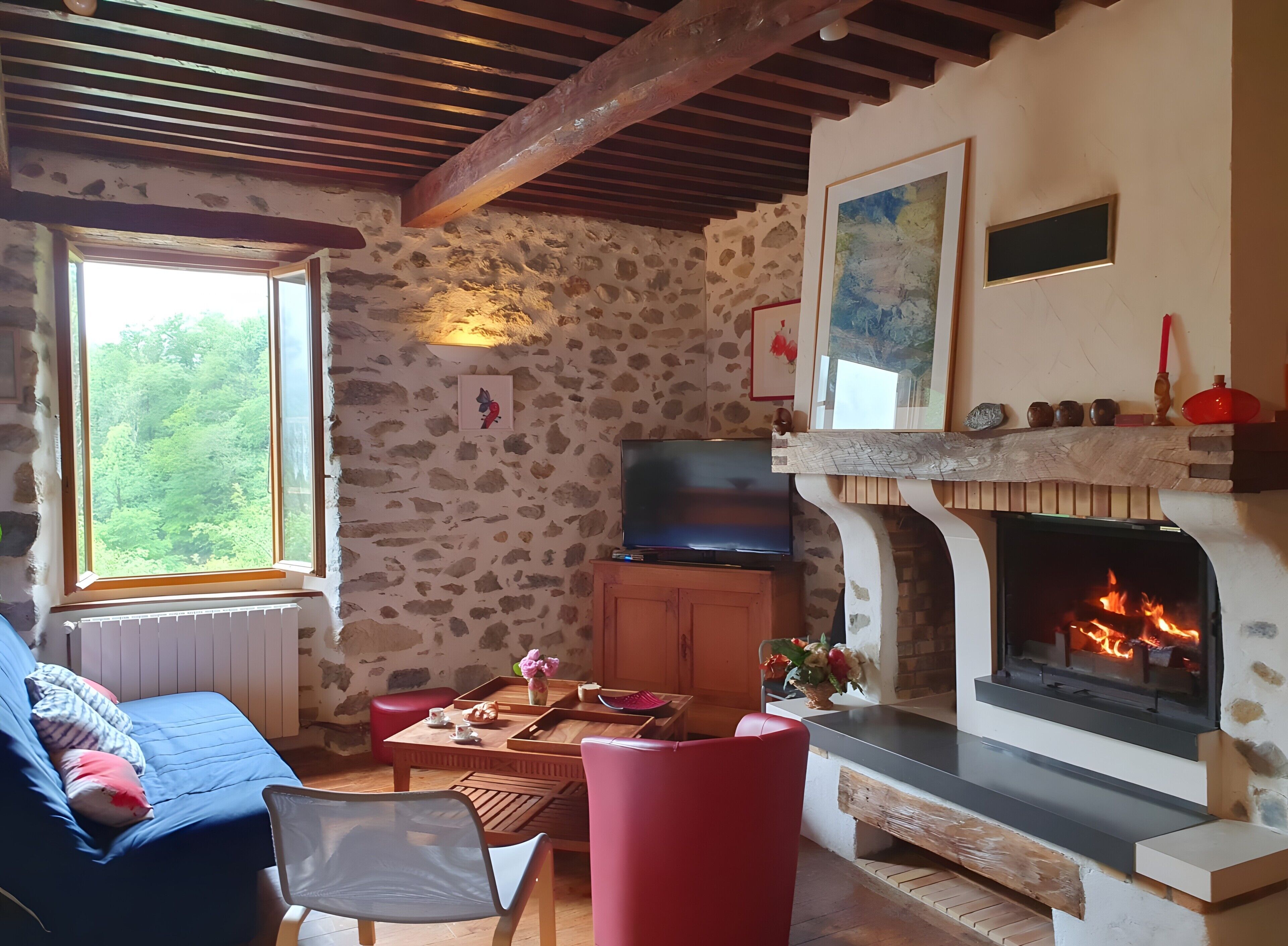Télévision, cheminée, chaîne hi-fi