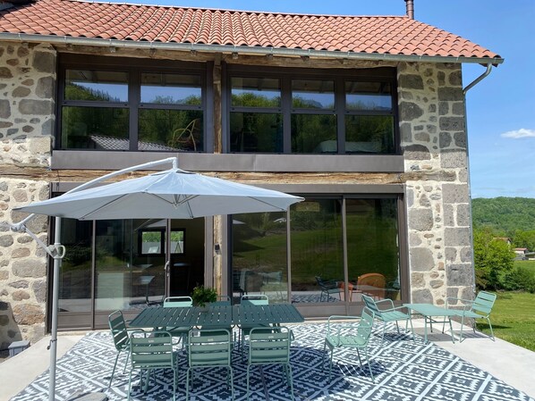 Outdoor dining - Vrbo Property (Jussac)