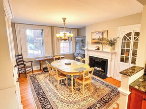 Dining - Steps to Old Port, balcony, private outdoor space (Portland)