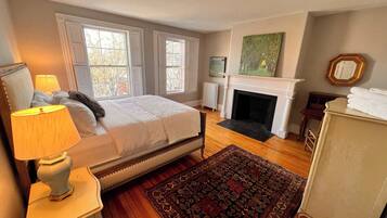 Desk, iron/ironing board, travel cot, WiFi