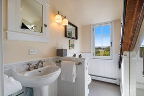 Bathroom - Steps to Old Port, balcony, private outdoor space (Portland)