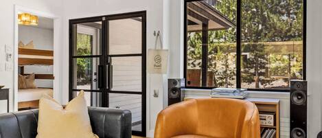 Televisión, chimenea y oficina