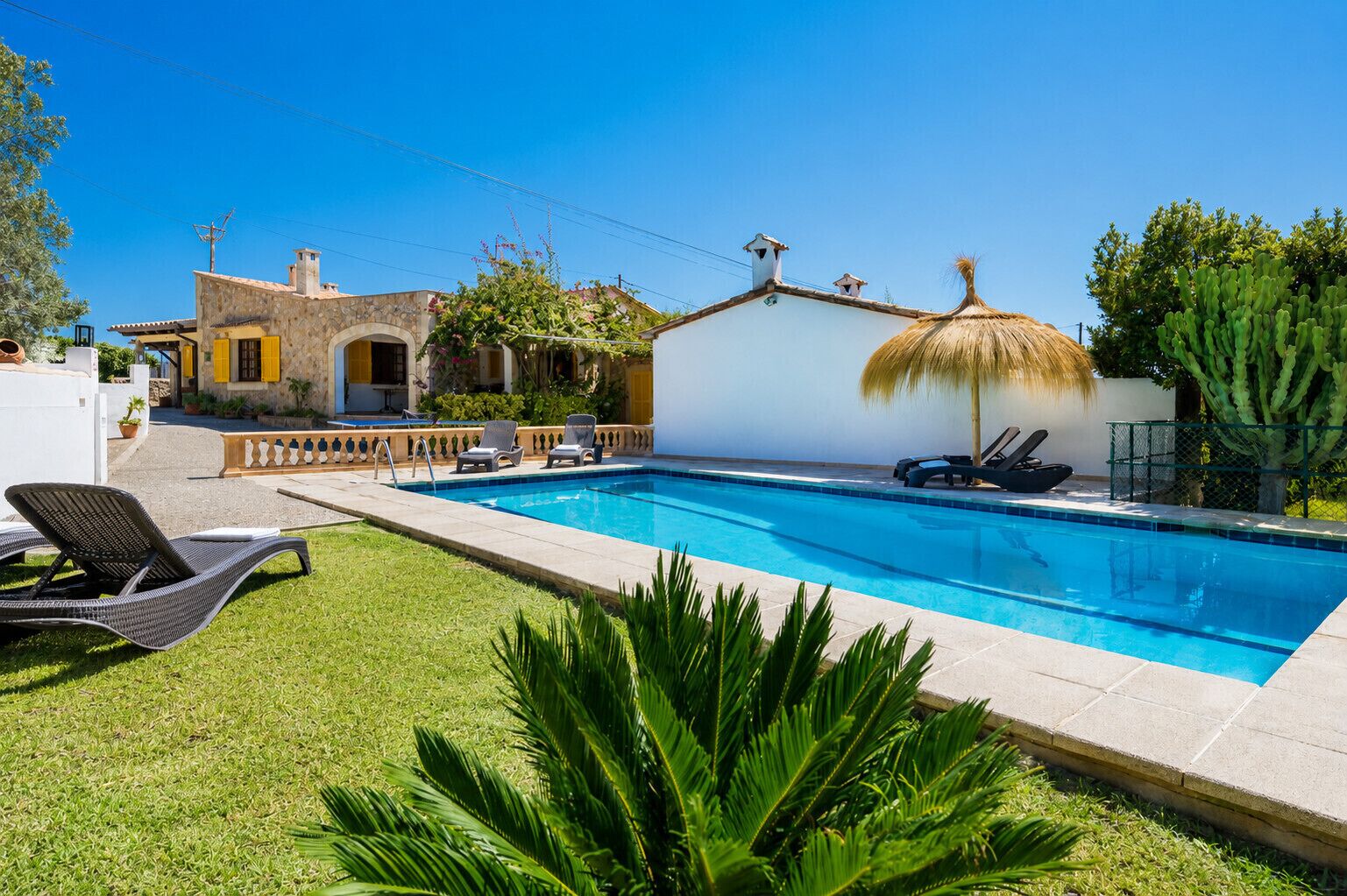 Charmante villa majorquine avec piscine privée, grands jardins méditerranéens et terrasses extérieures à Pollensa, idéale pour des vacances à Majorque.