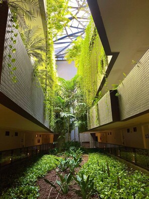 Un atrium intérieur doté d’une verrière, qui permet à la lumière naturelle d’éclairer un jardin central.