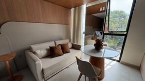 Uma sala de estar moderna com um sofá, uma mesa de centro e uma poltrona.