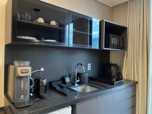 Eine moderne Küche mit integrierter Kaffeemaschine, Wasserkocher und Espressomaschine.