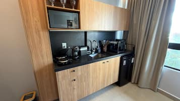Cafetera/tetera, refrigerador, microondas, tostadora