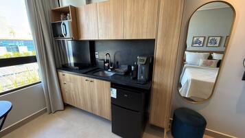 Kaffe-/temaskine, køleskab, mikrobølgeovn, brødrister
