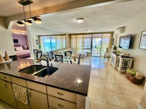 2 bedrooms, iron/ironing board, travel cot, free WiFi - CB12-Ocean front corner unit (Carolina)