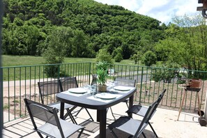 Outdoor dining - Vrbo Property (Banassac-Canilhac)