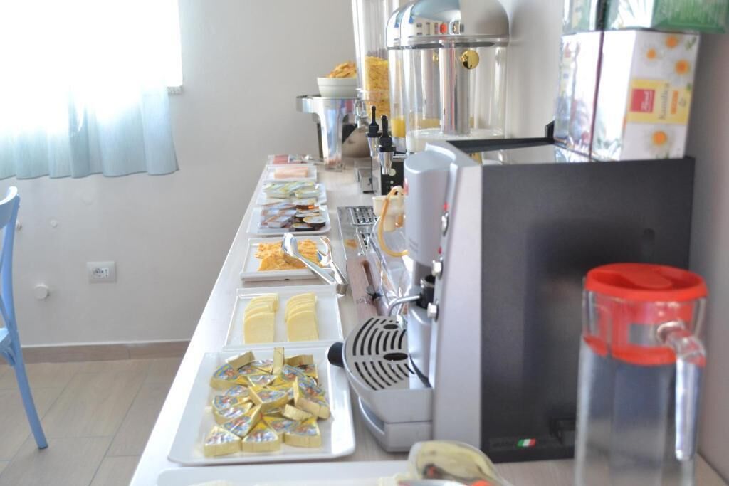 Una mesa de buffet con diversos alimentos y una máquina de café.