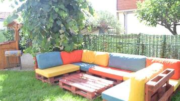 Family Room, Garden View | Property grounds