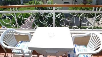 Double Room, Balcony, Garden View | Outdoor dining