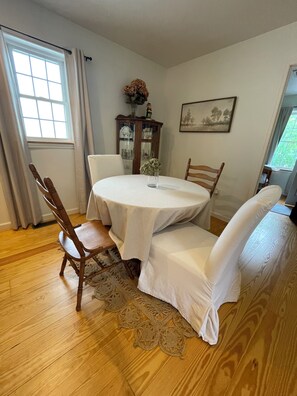 Dining - Country Charm - Private 1 Bedroom Apartment (Delta)