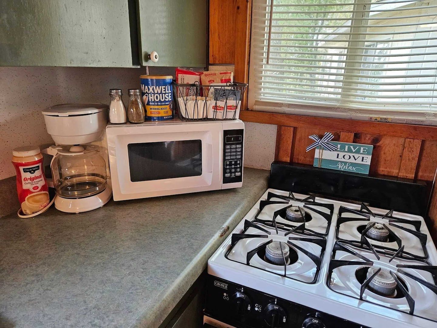 Coffee/tea maker, fridge, microwave, oven