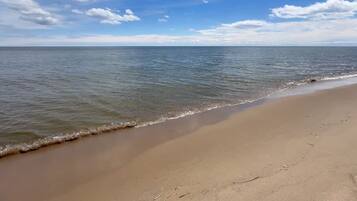 Una spiaggia con cielo sereno e mare calmo.