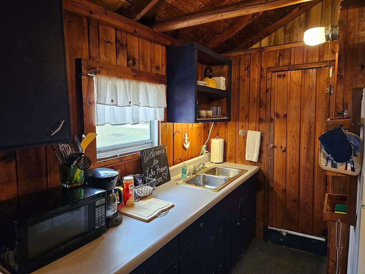 Coffee/tea maker, fridge, microwave, oven