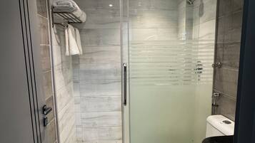 Rainfall showerhead, free toiletries, hair dryer, slippers