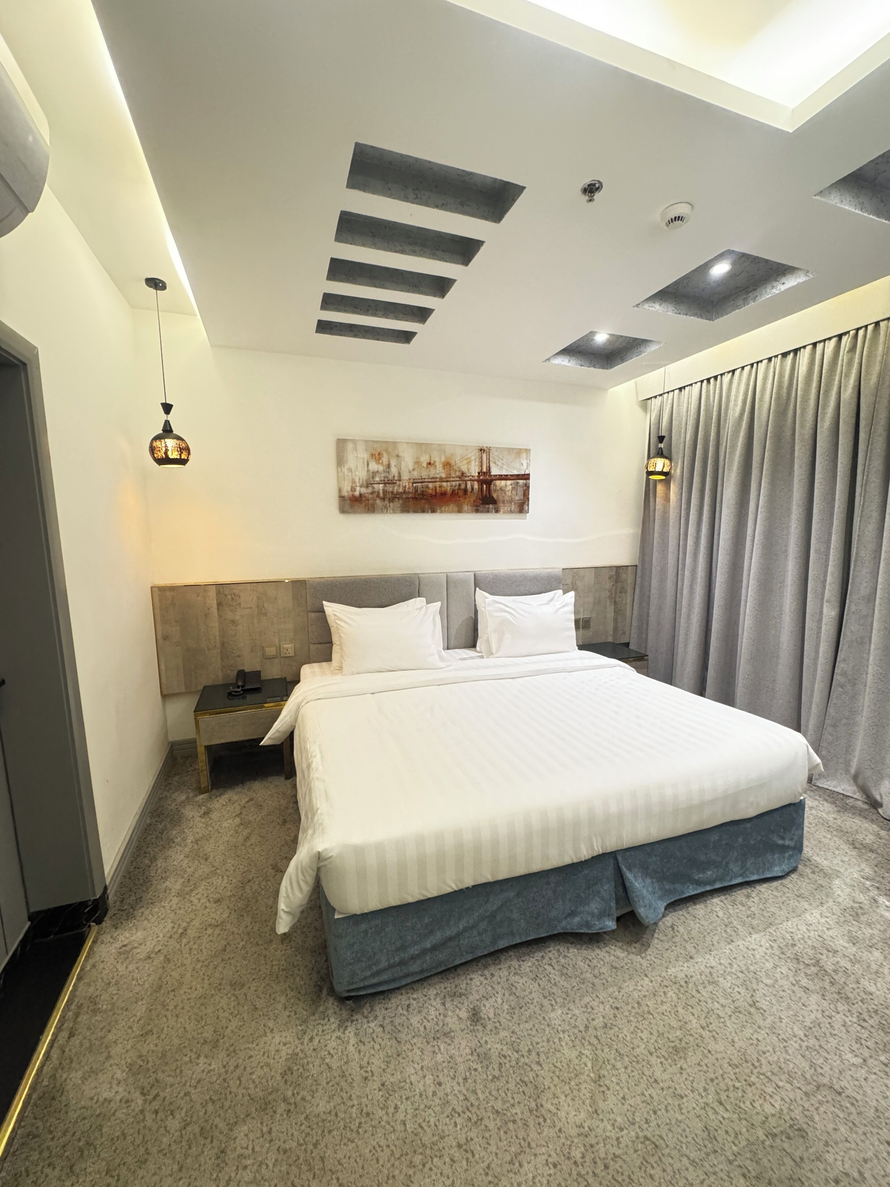 Bộ đồ giường kháng dị ứng, nệm có lớp đệm bông, két bảo mật tại phòng 