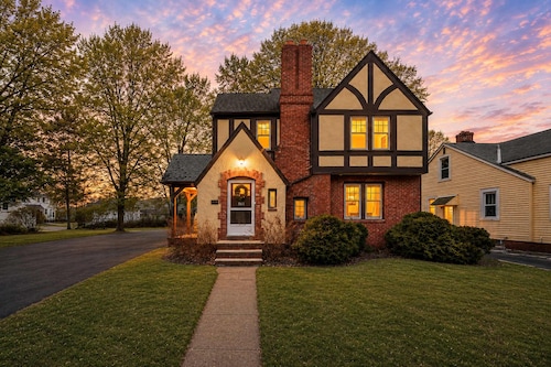 Classic Tudor Getaway |Fireplace|Parking|Workspace