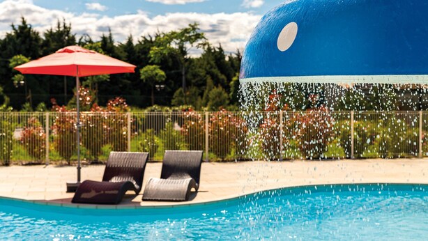 A swimming pool with lounge chairs and an umbrella. - Provencal Cottage for 4 With Pool (L'Isle-sur-la-Sorgue)