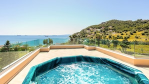 Un jacuzzi con vistas al mar y una ladera.
